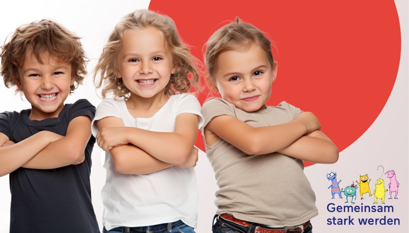 Drei lächelnde Kinder stehen nebeneinander mit verschränkten Armen vor einem roten Halbkreis.